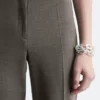 Pantalones entallados con pliegues marcados