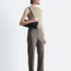 Pantalones entallados con pliegues marcados