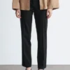 Pantalones entallados con pliegues marcados