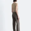Pantalones entallados con pliegues marcados