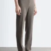 Pantalones entallados con pliegues marcados