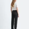 Pantalones entallados con pliegues marcados