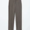 Pantalones entallados con pliegues marcados