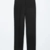 Pantalones entallados con pliegues marcados