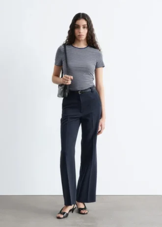 Pantalones rectos con pliegues marcados
