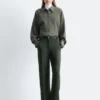 Pantalones rectos con pliegues marcados