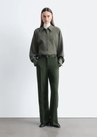 Pantalones rectos con pliegues marcados