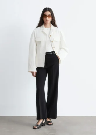 Pantalones rectos con pliegues marcados