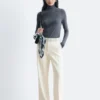 Pantalones rectos con pliegues marcados