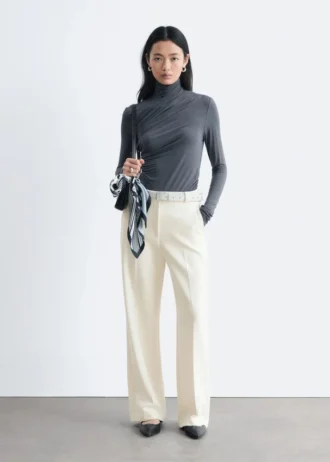Pantalones rectos con pliegues marcados