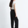 Pantalones rectos con pliegues marcados