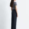 Pantalones rectos con pliegues marcados