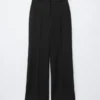 Pantalones rectos con pliegues marcados