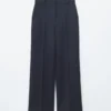 Pantalones rectos con pliegues marcados