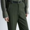 Pantalones rectos con pliegues marcados