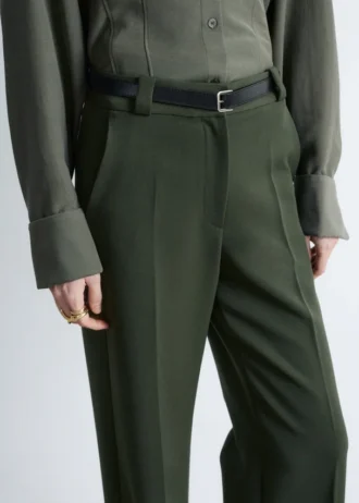 Pantalones rectos con pliegues marcados