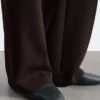 Pantalones rectos con pliegues marcados
