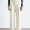 Pantalones rectos con pliegues marcados