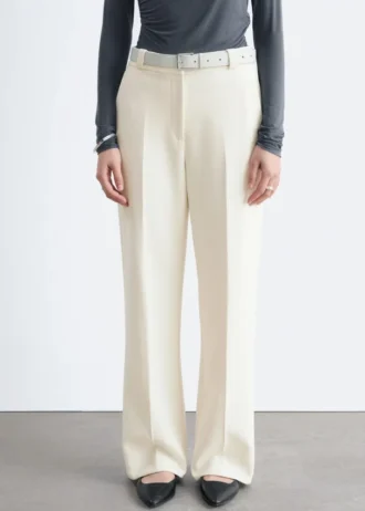 Pantalones rectos con pliegues marcados