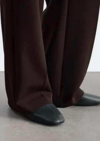 Pantalones rectos con pliegues marcados