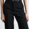 Pantalones rectos con pliegues marcados