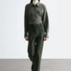 Pantalones rectos con pliegues marcados