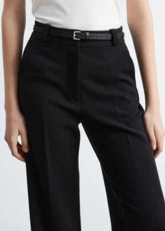 Pantalones rectos con pliegues marcados