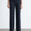 Pantalones rectos con pliegues marcados