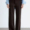Pantalones rectos con pliegues marcados