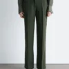 Pantalones rectos con pliegues marcados