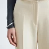 Pantalones rectos con pliegues marcados