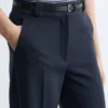 Pantalones rectos con pliegues marcados