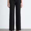 Pantalones rectos con pliegues marcados
