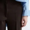 Pantalones rectos con pliegues marcados