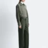 Pantalones rectos con pliegues marcados