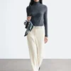 Pantalones rectos con pliegues marcados