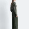 Pantalones rectos con pliegues marcados