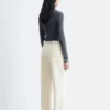 Pantalones rectos con pliegues marcados