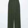 Pantalones rectos con pliegues marcados