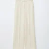 Pantalones rectos con pliegues marcados