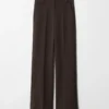 Pantalones rectos con pliegues marcados