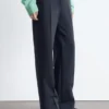 Pantalones rectos con pliegues marcados