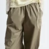 Pantalones tipo paracaídas