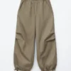 Pantalones tipo paracaídas