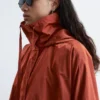 Parka técnica con capucha de nailon