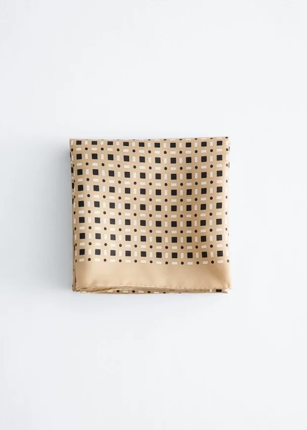 Pañuelo de seda con estampado geométrico Pañuelo de seda con estampado geométrico
