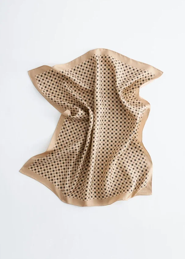 Pañuelo de seda con estampado geométrico Pañuelo de seda con estampado geométrico