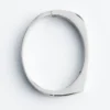 Pulsera tipo brazalete angular
