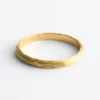 Pulsera tipo brazalete con textura