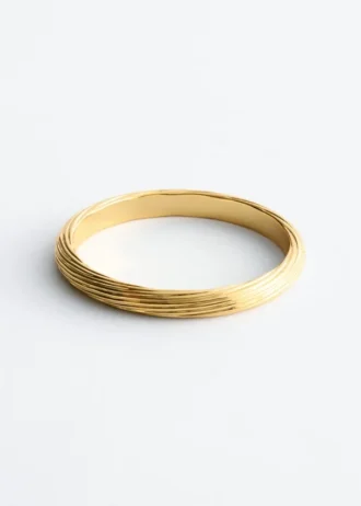 Pulsera tipo brazalete con textura